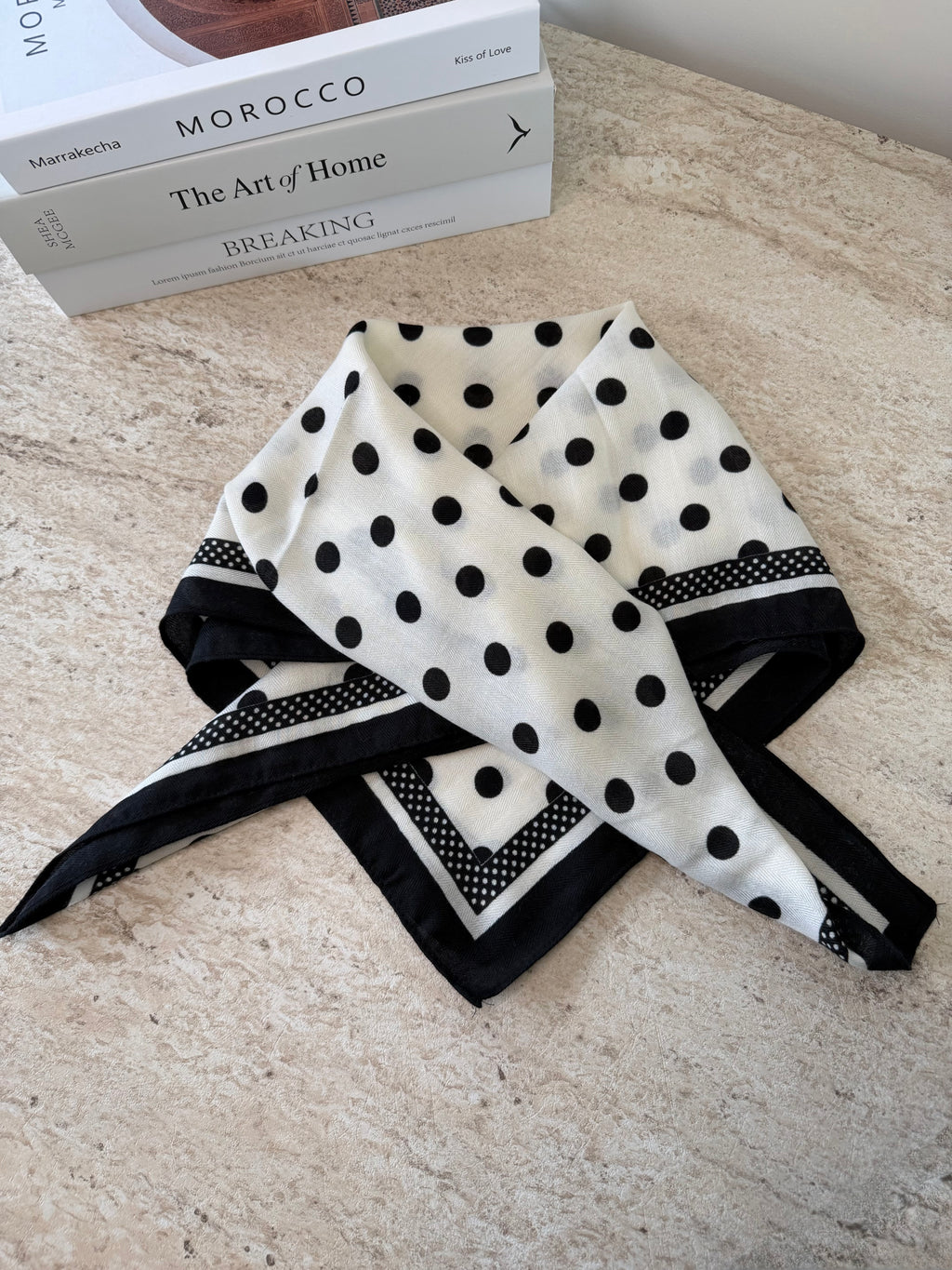 Foulard pois blanc